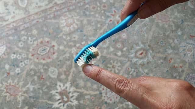 brosser sous les ongles avec une brosse à dents