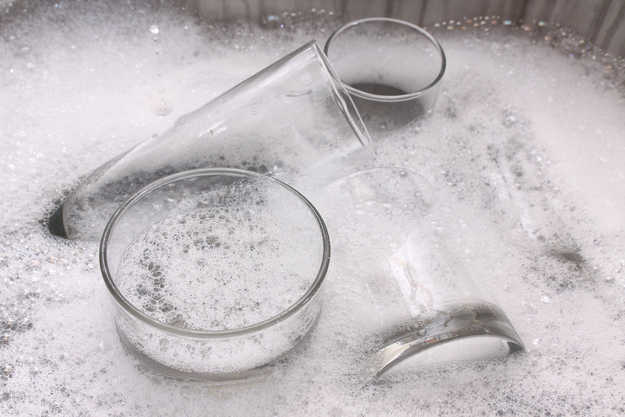 Laver d'abord les verres pour ne pas laisser de traces de graisse dessus