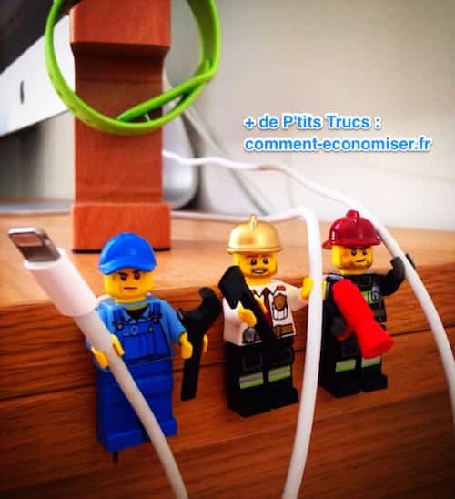 Pompiers legos qui tiennent cables ordinateurs