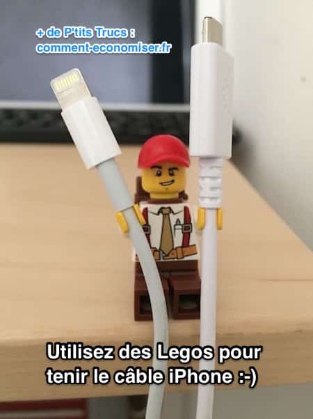 Un légo tient des câbles de chargeur 