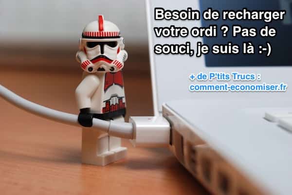 Lego en train de recharger macbook