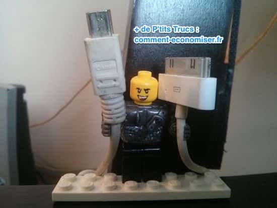 Câbles iPhone et imprimantes tenus par lego