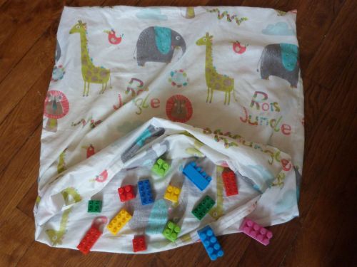 legos à laver dans une taie d'oreiller