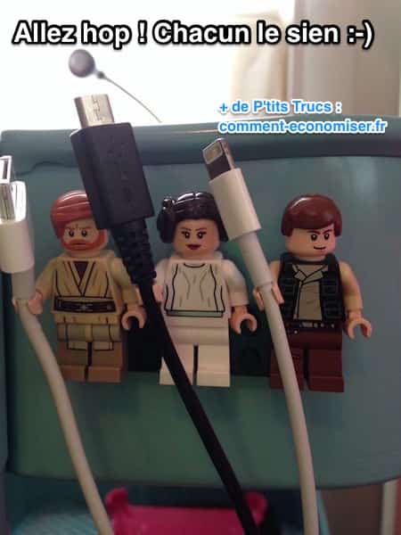 Des legos qui tiennent des câbles de chargeur