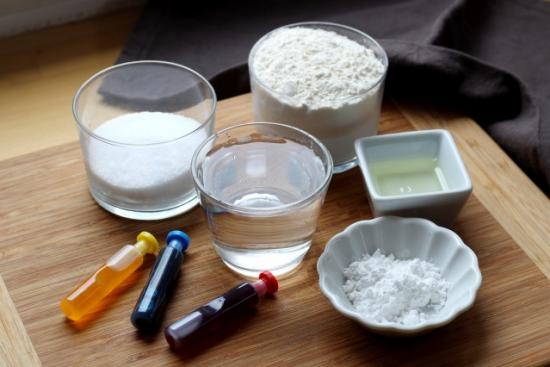 ingrédients pour faire de la pate à modeler comestible