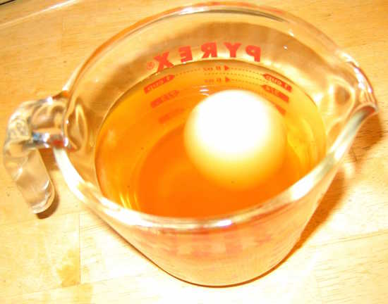 Plongez un oeuf dans la lessive de cendre pour voir si elle est prête