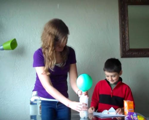 Levez le ballon pour que le bicarbonate se mette dans la bouteille