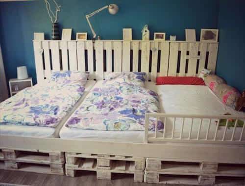 lit pour enfants 3 places fait avec des palettes
