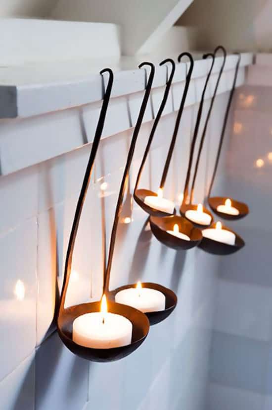 louches accrochées au mur et bougies à l'intérieur