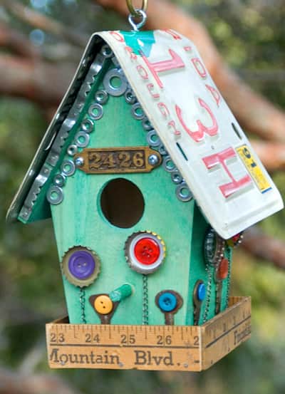 Plaque d'immatriculation recycl&eacute; en maison pour oiseaux