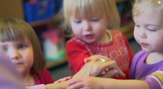 Les enfants apprennent beaucoup des personnes âgées