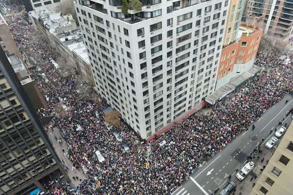 Marche des femmes dans la rue contre Trump
