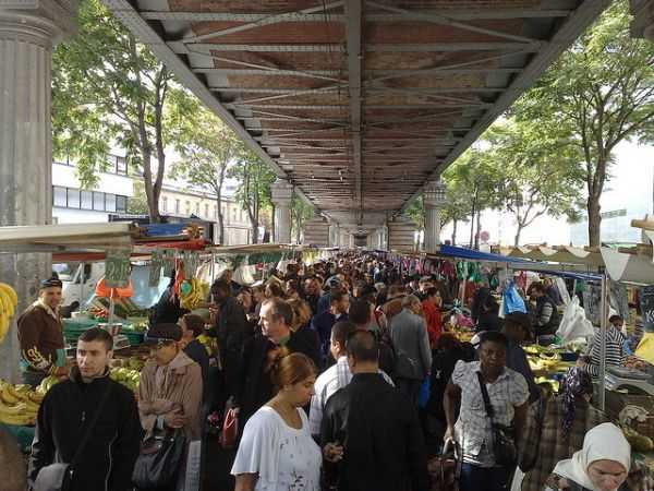Marché de barbes à Paris sous le métro