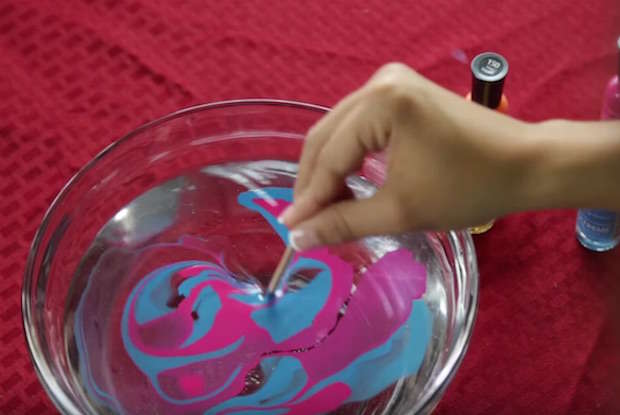 Mélangez les couleurs avec un cure-dents