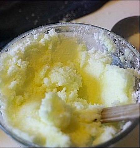 mélangez pour obtenir une pâte homogène