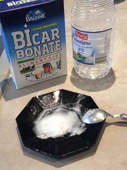 mélangez le bicarbonate et le vinaigre pour faire une p^te