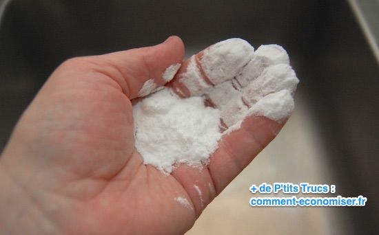 Mettez du bicarbonate dans la main pour enlever les pesticides