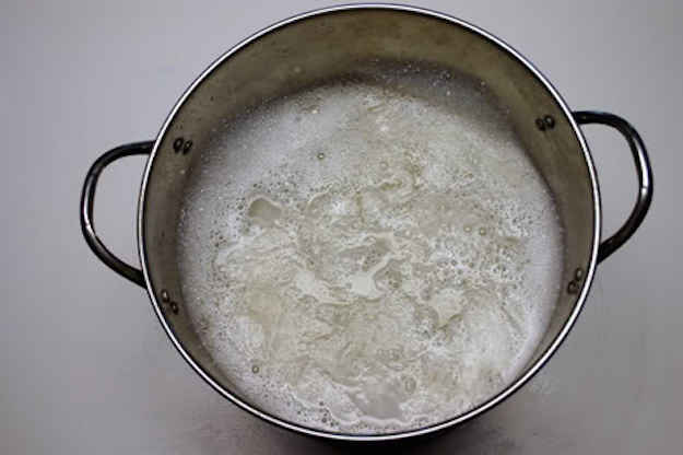 Mettez de l'eau dans casserole ou poêle encrassée