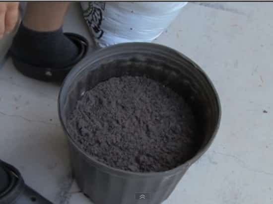 Mettez du terreau dans un pot à moitié