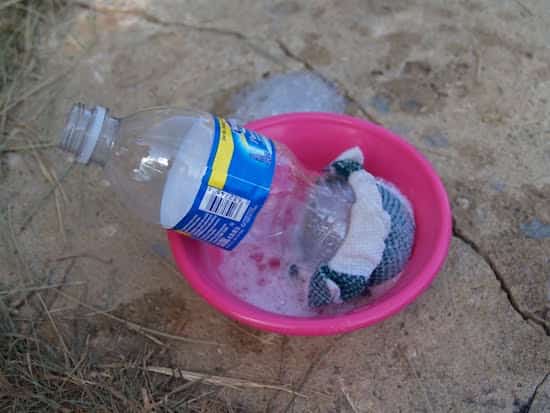 Plongez la bouteille dans l'eau savonneuse