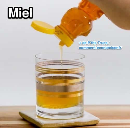 Versez le miel dans le verre