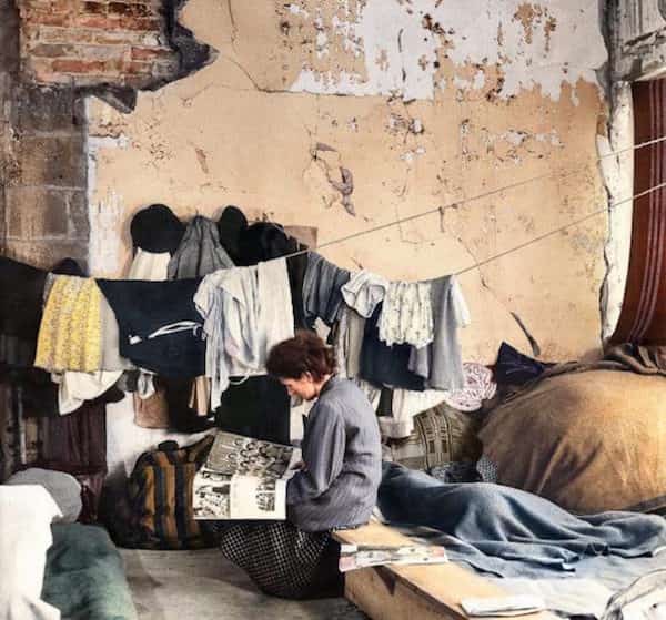 une réfugié lit dans un camp