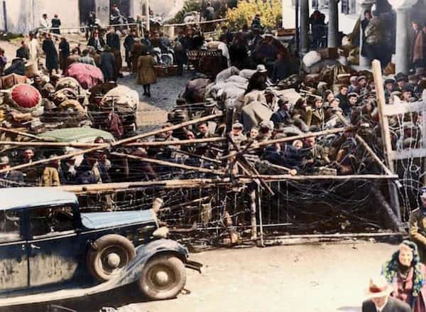 camp de réfugiés avec barbelés