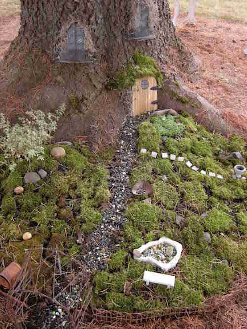 Jardin miniature avec une maison dans un arbre