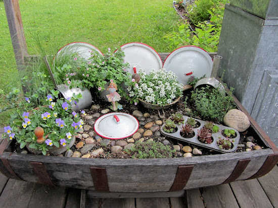 Un jardin miniature en ustensiles de cuisine