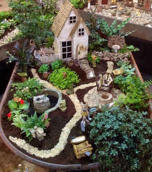 Un jardin miniature dans une brouette 