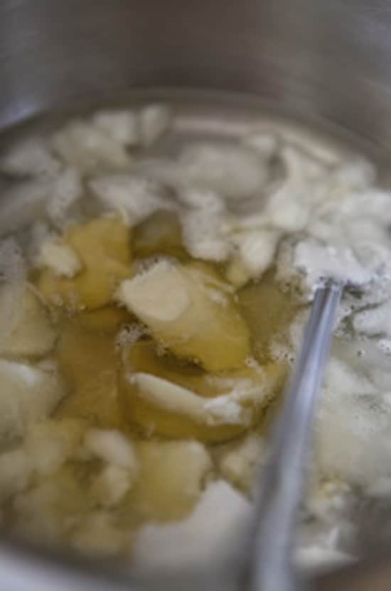 Faites de la mousse à raser maison avec du beurre de karité et de l'huile de coco.