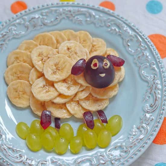 un mouton fait avec des bananes pour un petit déjeuner amusant