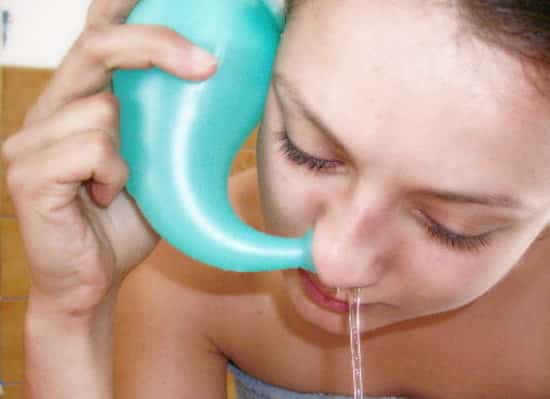 faire un lavage du nez avec eau salée pendant rhume