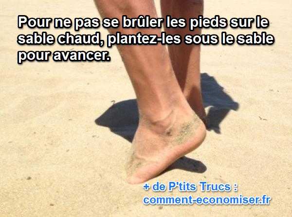 Pied planté dans le sable pour éviter de se brûler sur le sable chaud