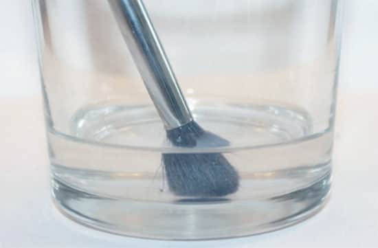 Tremper les brosses à maquillage dans alcool à 70