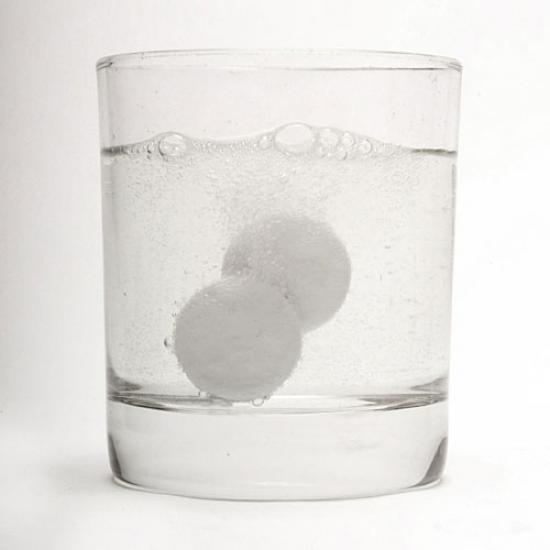 les aspirines peuvent nettoyer les WC