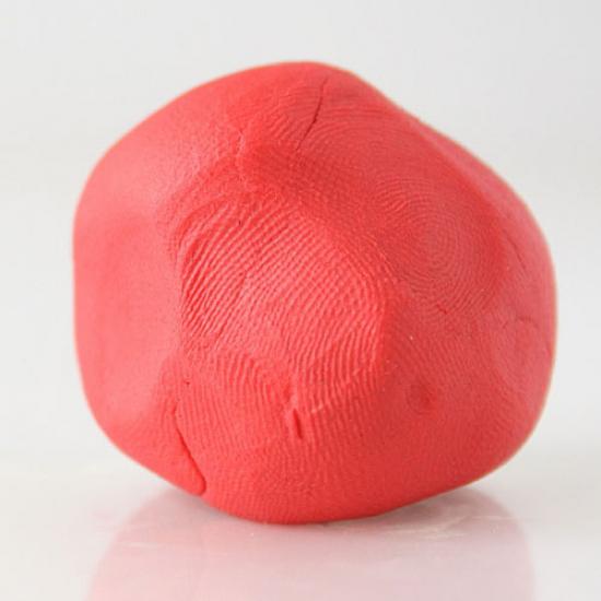 servez-vous de la pâte à modeler pour ramasser les petits bouts de verre