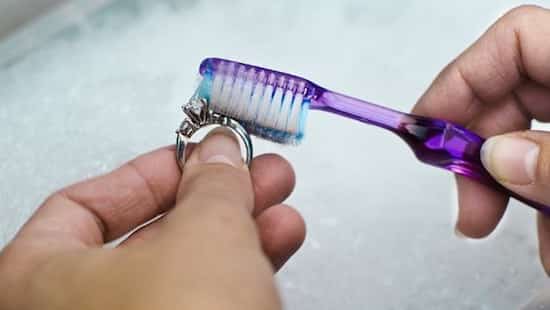 nettoyer une bague avec une brosse à dents