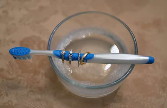 nettoyez les bijoux en or avec une brosse à dents