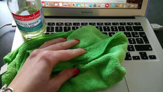 nettoyer clavier ordinateur téléphone avec alcool