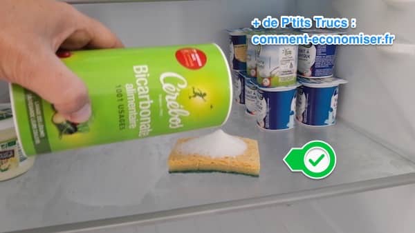 une éponge et du bicarbonate pour désodoriser le frigo