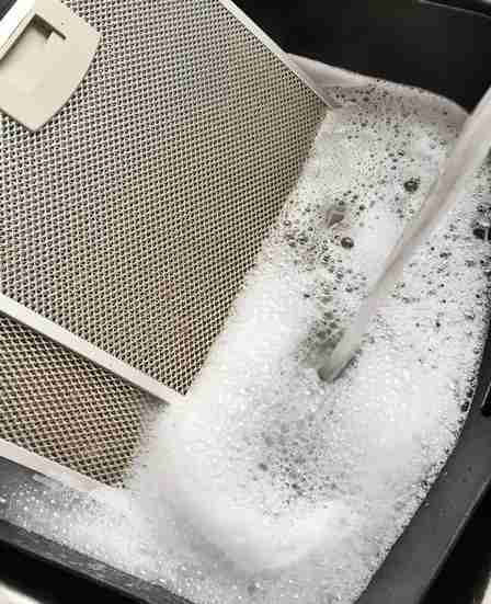 Une vielle brosse à dents pour nettoyer les filtres de la hotte