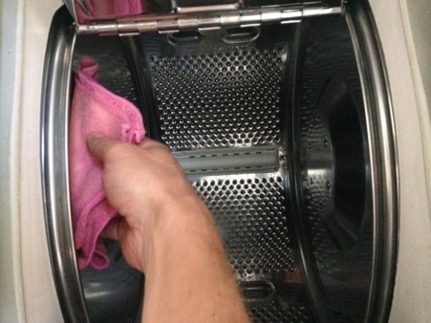 Clean washing machine interior with microfiber