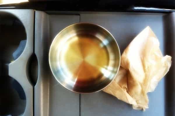 Pour entretenir et lustrer le cuir du tableau de bord, l'astuce de nettoyage de voiture est d'utiliser de l'huile d'olive.