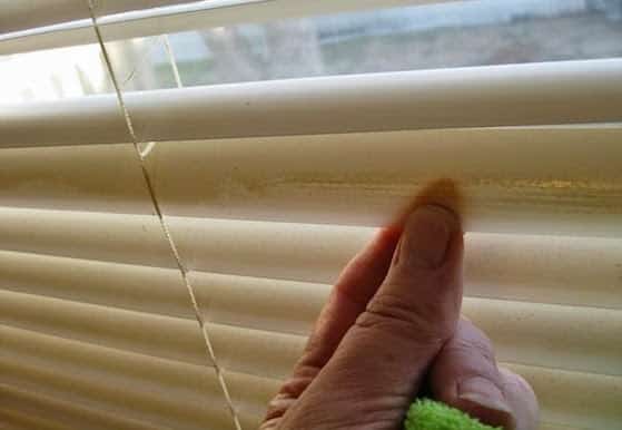 Nettoyer les lamelles des stores avec une brosse à dents