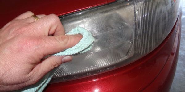 Saviez-vous que vous pouvez utiliser du dentifrice pour nettoyer les phares de votre voiture ?