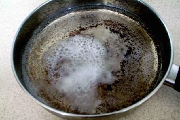 Comment nettoyer une poêle brûlée avec du bicarbonate