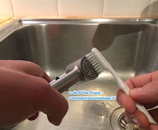 Utilisez une vieille brosse à dents pour nettoyer presse-ail