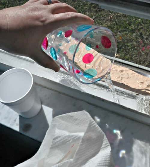 Versez de l'eau chaude sur le rails de fenêtre nettoyés au vinaigre blanc et au bicarbonate.