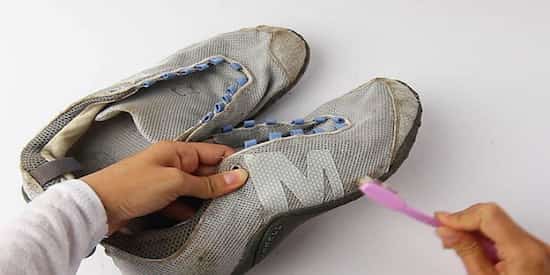 Nettoyer les chaussures sales avec une brosse à dents